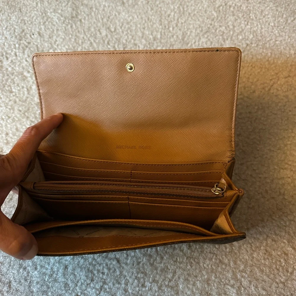 Michael Kors Fulton Carryall Wallet - Picture 3 of 11